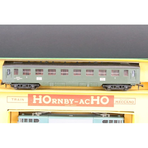 11 - Boxed French Hornby ACHO HO gauge SNCF Passenger train set, complete with locomotive, rolling stock ... 