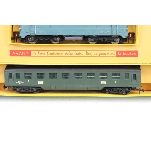 11 - Boxed French Hornby ACHO HO gauge SNCF Passenger train set, complete with locomotive, rolling stock ... 