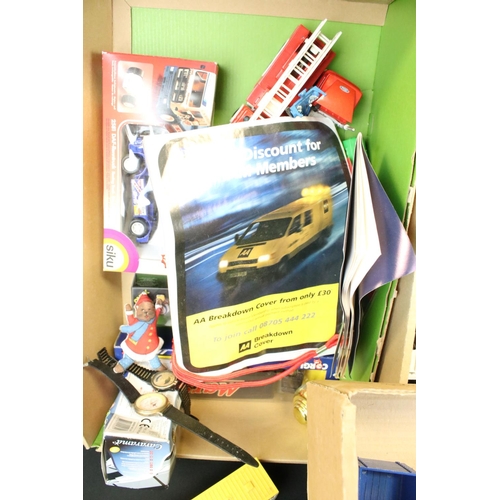 1107 - Collection of around 50 diecast models, featuring a small quantity of mid 20th C examples, the lot t... 