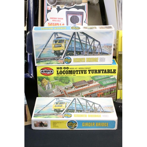 120 - Quantity of OO gauge model railway to include rolling stock, boxed kits, track, built trackside buil... 