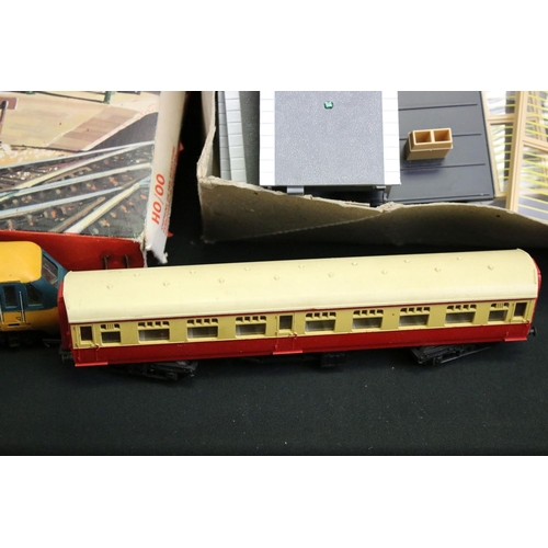 121 - Quantity of Hornby / Triang OO gauge model railway to include boxed RS8 The Midlander electric train... 