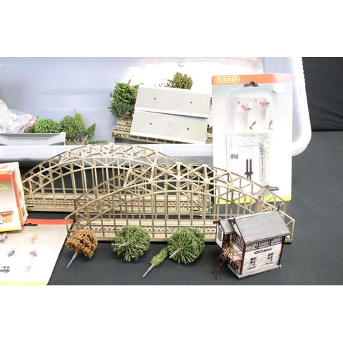 125 - Group of OO gauge model railway accessories to include Marklin track parts, Hornby platform, scenery... 