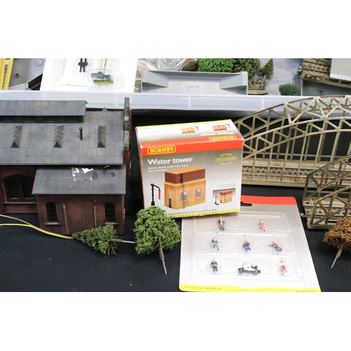 125 - Group of OO gauge model railway accessories to include Marklin track parts, Hornby platform, scenery... 