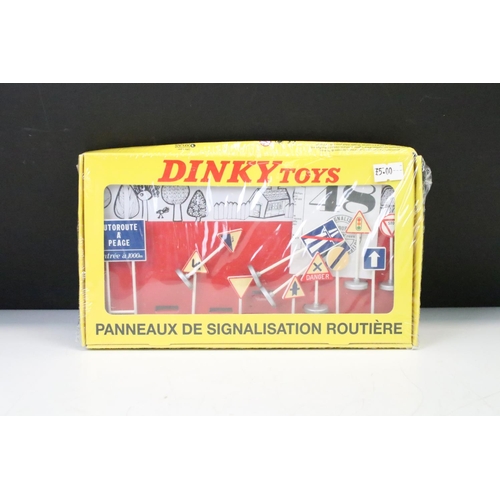 1258 - Four sealed boxed Atlas Dinky diecast models and set to include 593 Road Signs, 512 Guy Flat Truck, ... 