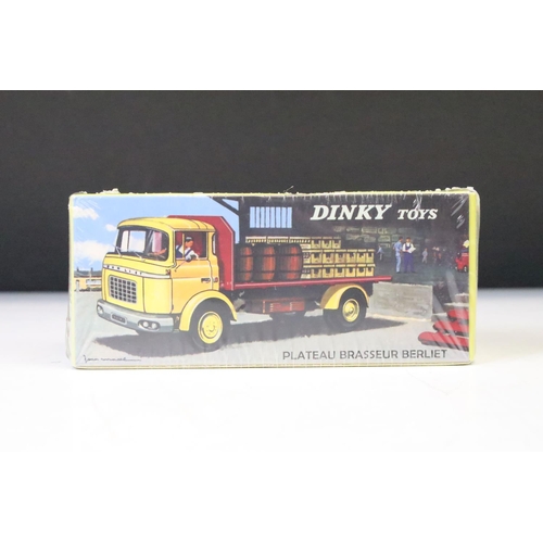 1258 - Four sealed boxed Atlas Dinky diecast models and set to include 593 Road Signs, 512 Guy Flat Truck, ... 