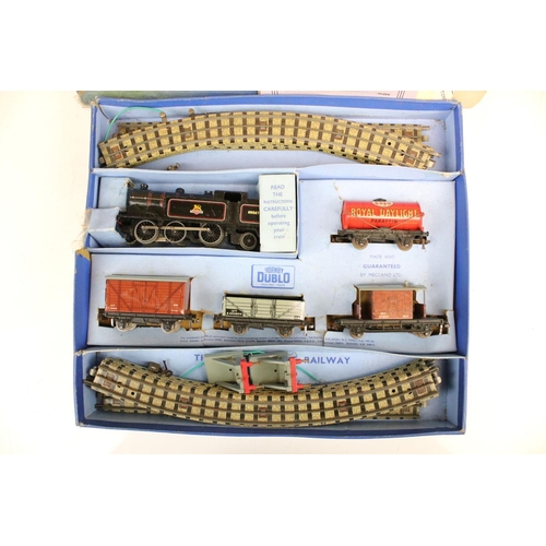 129 - Boxed Hornby Dublo EDG17 Tank Goods B.R. train set, no. 30017 (contents appear gd - some surface wea... 