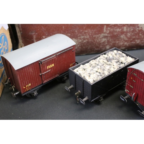 131 - Collection of O gauge model railway to include around 22 x wooden items of rolling stock, Lima 4547 ... 