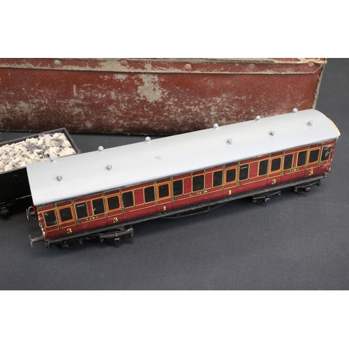 131 - Collection of O gauge model railway to include around 22 x wooden items of rolling stock, Lima 4547 ... 