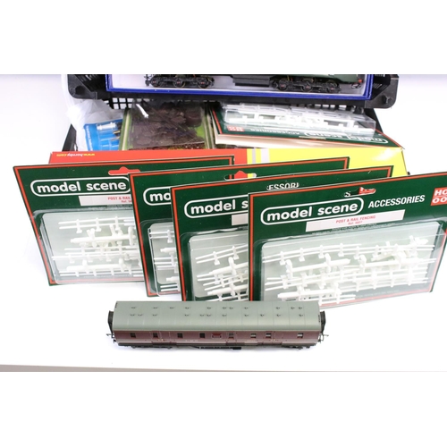 135 - Quantity of OO gauge model railway to include 4 x boxed items of rolling stock (Wrenn, Hornby, Mainl... 