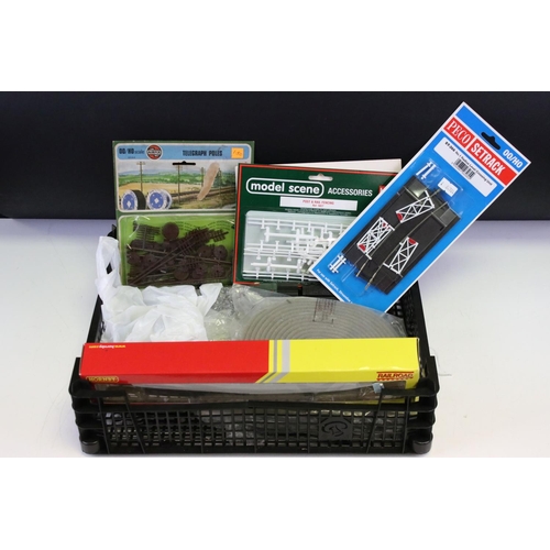 135 - Quantity of OO gauge model railway to include 4 x boxed items of rolling stock (Wrenn, Hornby, Mainl... 