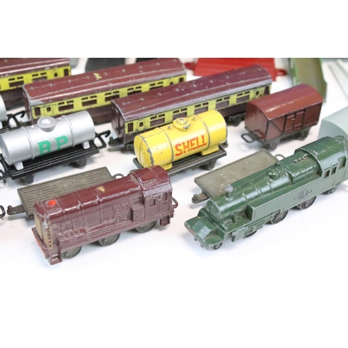 141 - Boxed Lone Star OOO EL 51 Passenger Set complete with locomotive, 4 x items of rolling stock and tra... 