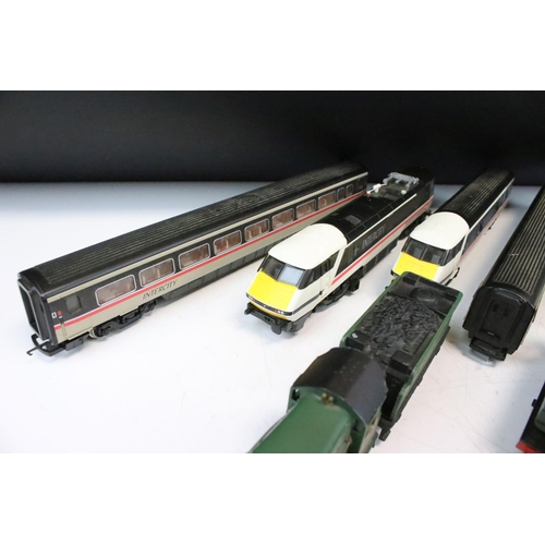 143 - Hornby OO gauge InterCity 125 car and coach set plus a Wrenn Devises Castle locomotive and Hornby 27... 