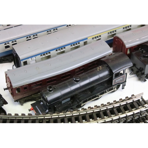 144 - Quantity of Triang / Hornby OO gauge model railway to include boxed R253 0-4-0 Dock Shunter Red Live... 