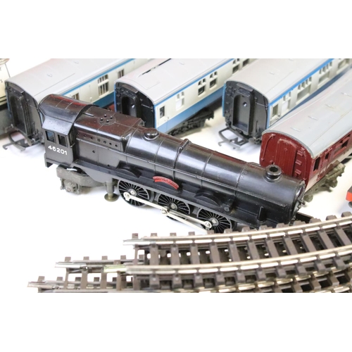 144 - Quantity of Triang / Hornby OO gauge model railway to include boxed R253 0-4-0 Dock Shunter Red Live... 