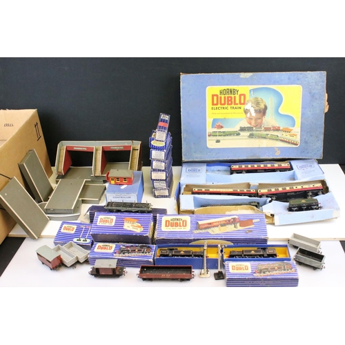 149 - Large quantity of Hornby Dublo / O gauge / OO gauge model railway to include 2 x boxed Hornby Dublo ... 