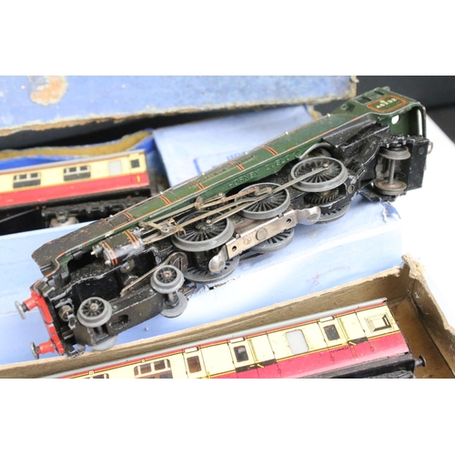 149 - Large quantity of Hornby Dublo / O gauge / OO gauge model railway to include 2 x boxed Hornby Dublo ... 