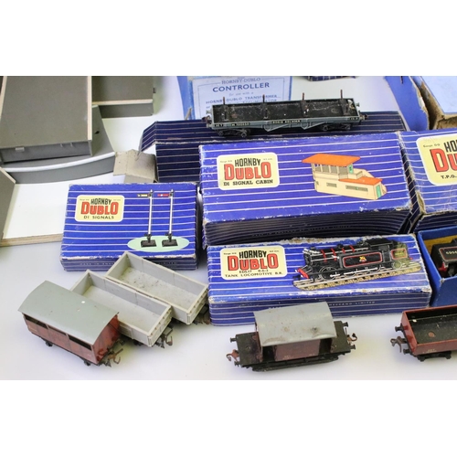 149 - Large quantity of Hornby Dublo / O gauge / OO gauge model railway to include 2 x boxed Hornby Dublo ... 