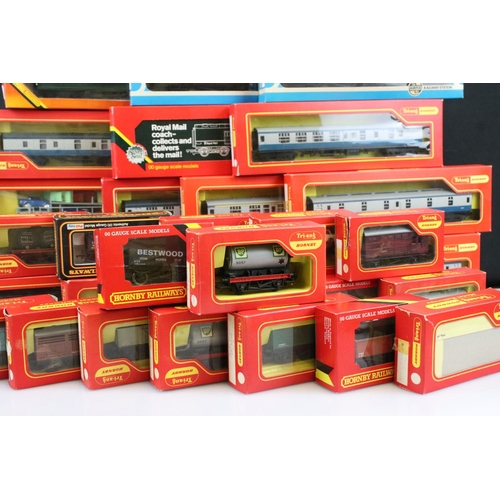 150 - 35 Boxed OO gauge items of rolling stock to include 32 x Triang / Hornby, 2 x Airfix and 1 x Palitoy... 