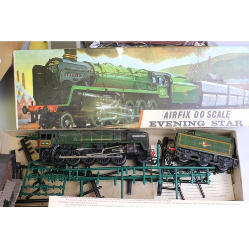 152 - Quantity of OO gauge model railway to include 7 x items of rolling stock, boxed H and M Duette, vari... 