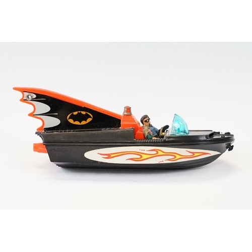 1528 - Boxed Corgi 107 Batboat and Trailer complete with both Batman & Robin figures, diecast & decals ex, ... 