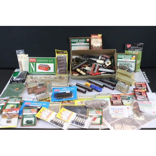 153 - Collection of boxed, carded and unboxed N gauge trackside and scenery accessories to include buildin... 