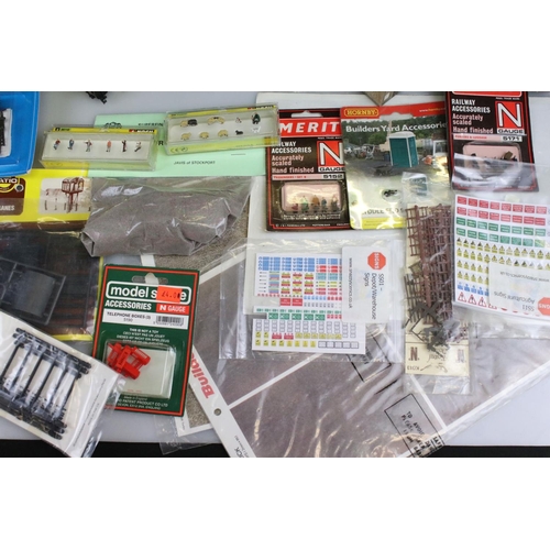 153 - Collection of boxed, carded and unboxed N gauge trackside and scenery accessories to include buildin... 