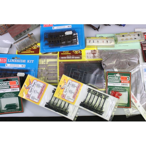 153 - Collection of boxed, carded and unboxed N gauge trackside and scenery accessories to include buildin... 