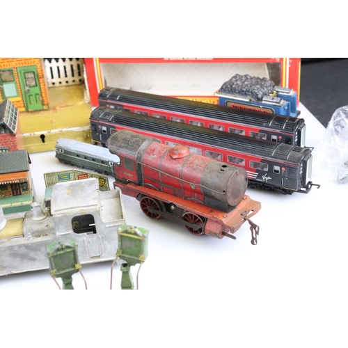 154 - Collection of OO, O & N gauge model railway to include 2 x Hornby Virgin coaches, Grafar N gauge Int... 