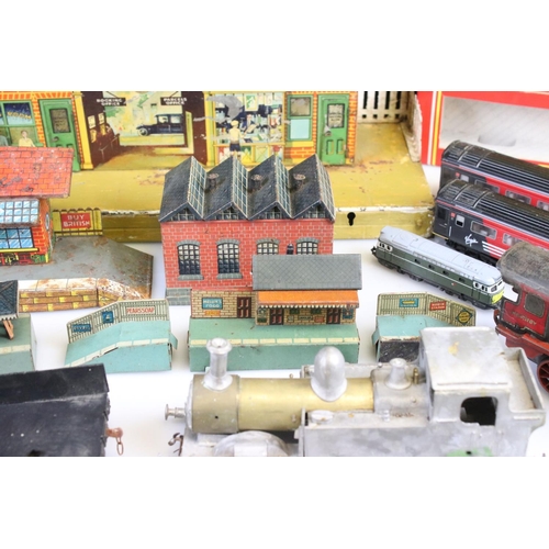 154 - Collection of OO, O & N gauge model railway to include 2 x Hornby Virgin coaches, Grafar N gauge Int... 