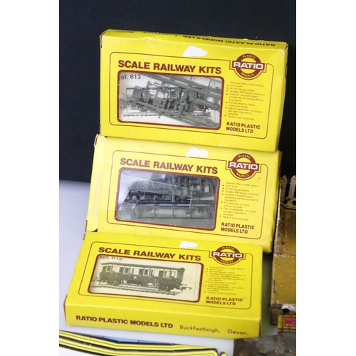 154 - Collection of OO, O & N gauge model railway to include 2 x Hornby Virgin coaches, Grafar N gauge Int... 