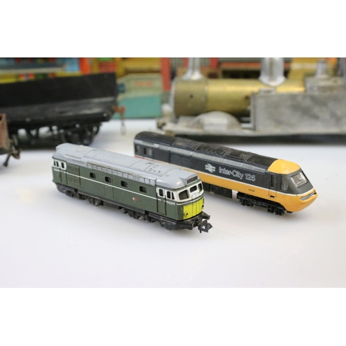 154 - Collection of OO, O & N gauge model railway to include 2 x Hornby Virgin coaches, Grafar N gauge Int... 