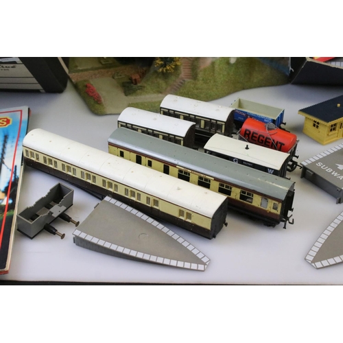 155 - Quantity of OO gauge model railway to include 6 x items of rolling stock, various track, tunnels, pl... 