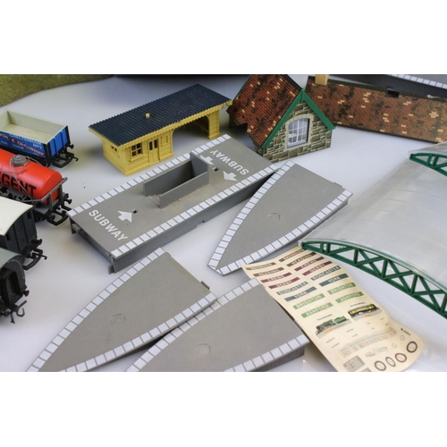 155 - Quantity of OO gauge model railway to include 6 x items of rolling stock, various track, tunnels, pl... 