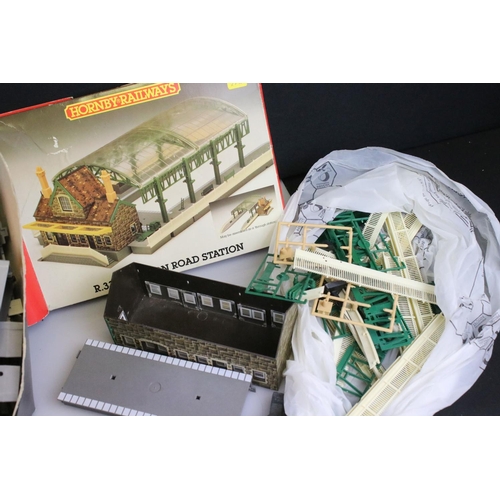 155 - Quantity of OO gauge model railway to include 6 x items of rolling stock, various track, tunnels, pl... 