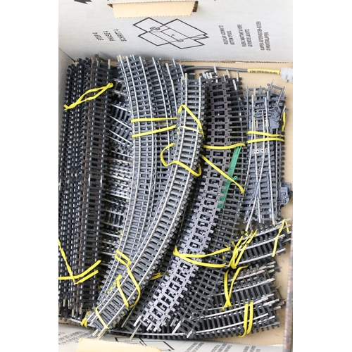 155 - Quantity of OO gauge model railway to include 6 x items of rolling stock, various track, tunnels, pl... 