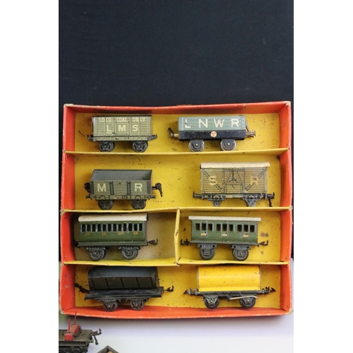 160 - Around 20 early 20th C items of rolling stock to include Bing, Hornby and MLL featuring coaches, wag... 