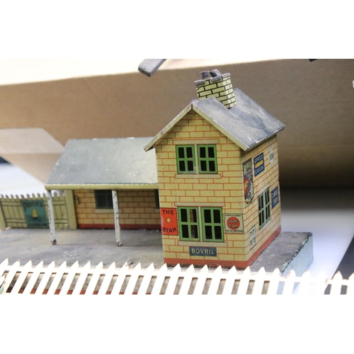 161 - Quantity of early - mid 20th C O gauge model railway to include large quantity of track, Bing tin pl... 