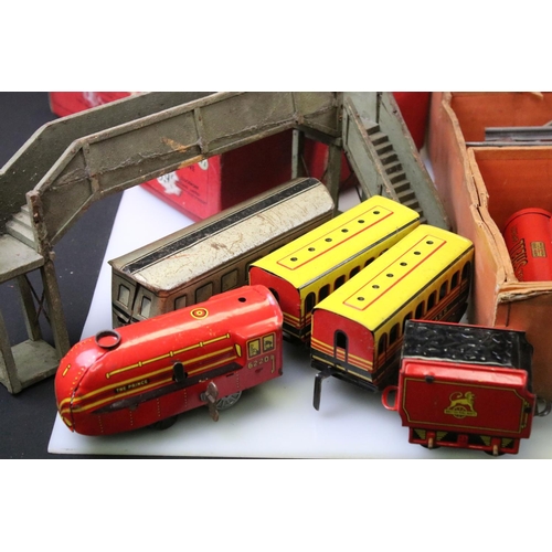 162 - Collection of Hornby O gauge model railway to include boxed No 2 Mixed Goods Set featuring 4 x items... 