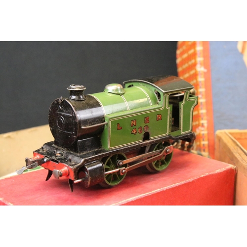 162 - Collection of Hornby O gauge model railway to include boxed No 2 Mixed Goods Set featuring 4 x items... 