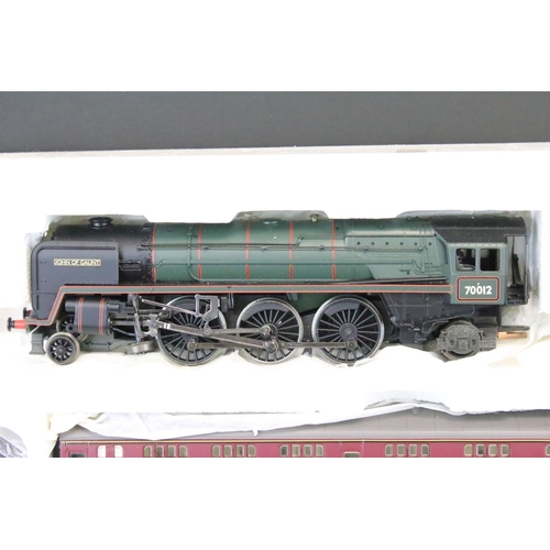 18 - Hornby OO Gauge Queen of Scots part electric train set containing locomotive and coaches (no track o... 