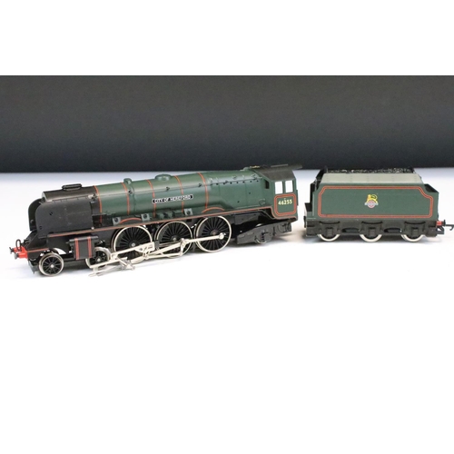 18 - Hornby OO Gauge Queen of Scots part electric train set containing locomotive and coaches (no track o... 