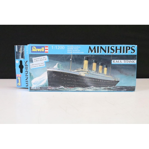 337 - Boxed Hornby Minic Ships 1/2000 Fleet Anchorage set (complete and excellent with some box wear to ed... 