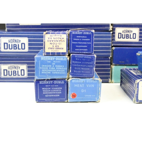 35 - Over 25 boxed Hornby Dublo items of rolling stock to include D1 Corridor Coach, D12 Corridor Coach, ... 