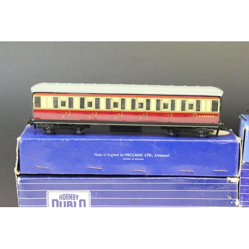 35 - Over 25 boxed Hornby Dublo items of rolling stock to include D1 Corridor Coach, D12 Corridor Coach, ... 