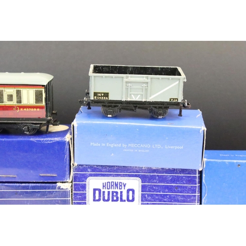 35 - Over 25 boxed Hornby Dublo items of rolling stock to include D1 Corridor Coach, D12 Corridor Coach, ... 