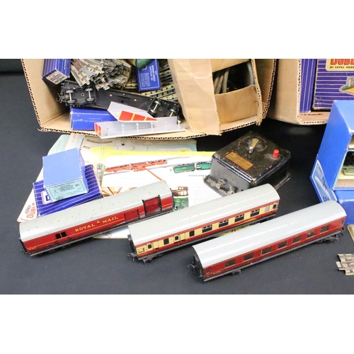 36 - Quantity of boxed & unboxed Hornby Dublo accessories to include boxed D1 Island Platform, D1 Level C... 