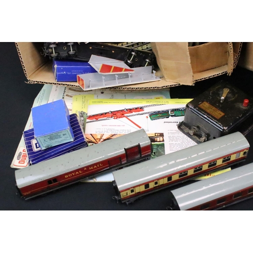 36 - Quantity of boxed & unboxed Hornby Dublo accessories to include boxed D1 Island Platform, D1 Level C... 