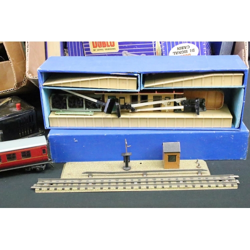 36 - Quantity of boxed & unboxed Hornby Dublo accessories to include boxed D1 Island Platform, D1 Level C... 