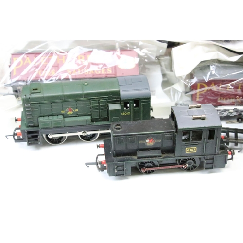 37 - Quantity of OO gauge model railway to include 7 x boxed items of rolling stock, 2 x Triang / Hornby ... 