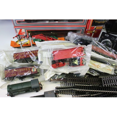 37 - Quantity of OO gauge model railway to include 7 x boxed items of rolling stock, 2 x Triang / Hornby ... 